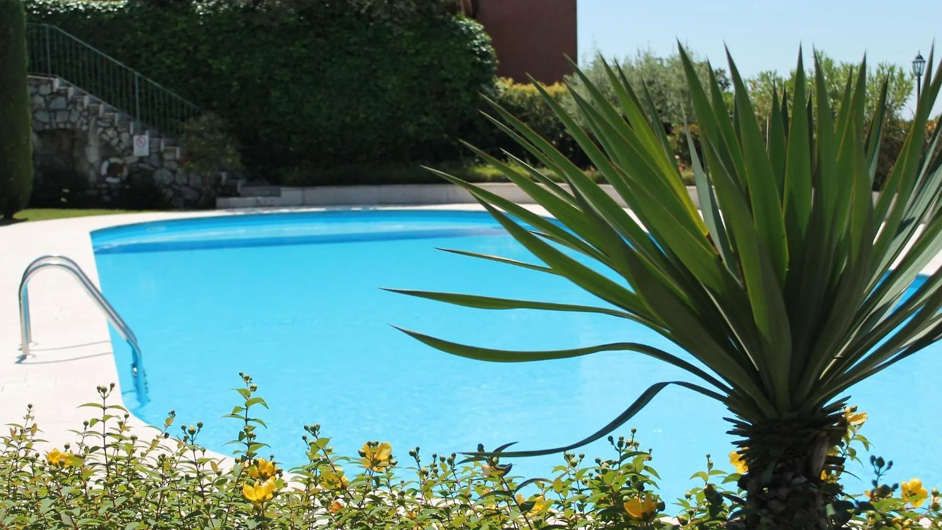 Blue Villa With Shared Pool And Private Garden Near Salo Roe
