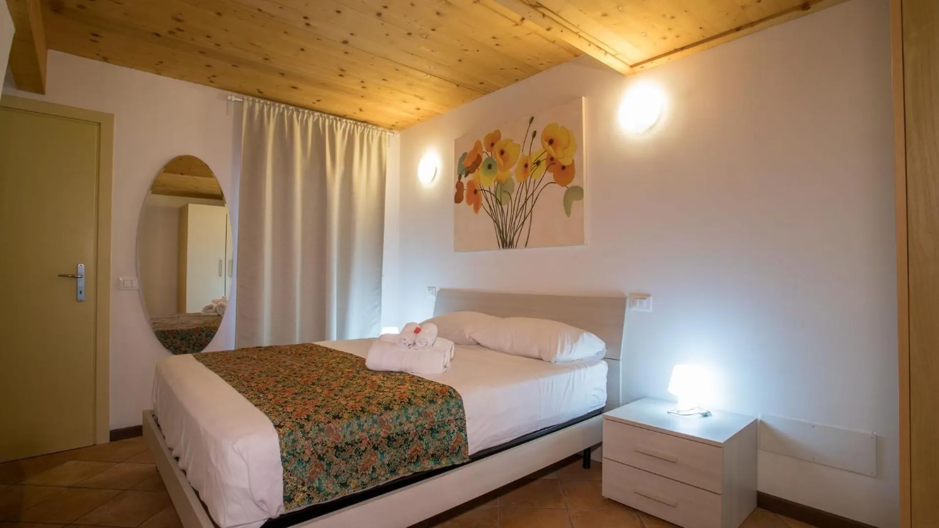 Blue Villa With Shared Pool And Private Garden Near Salo Roe Italy