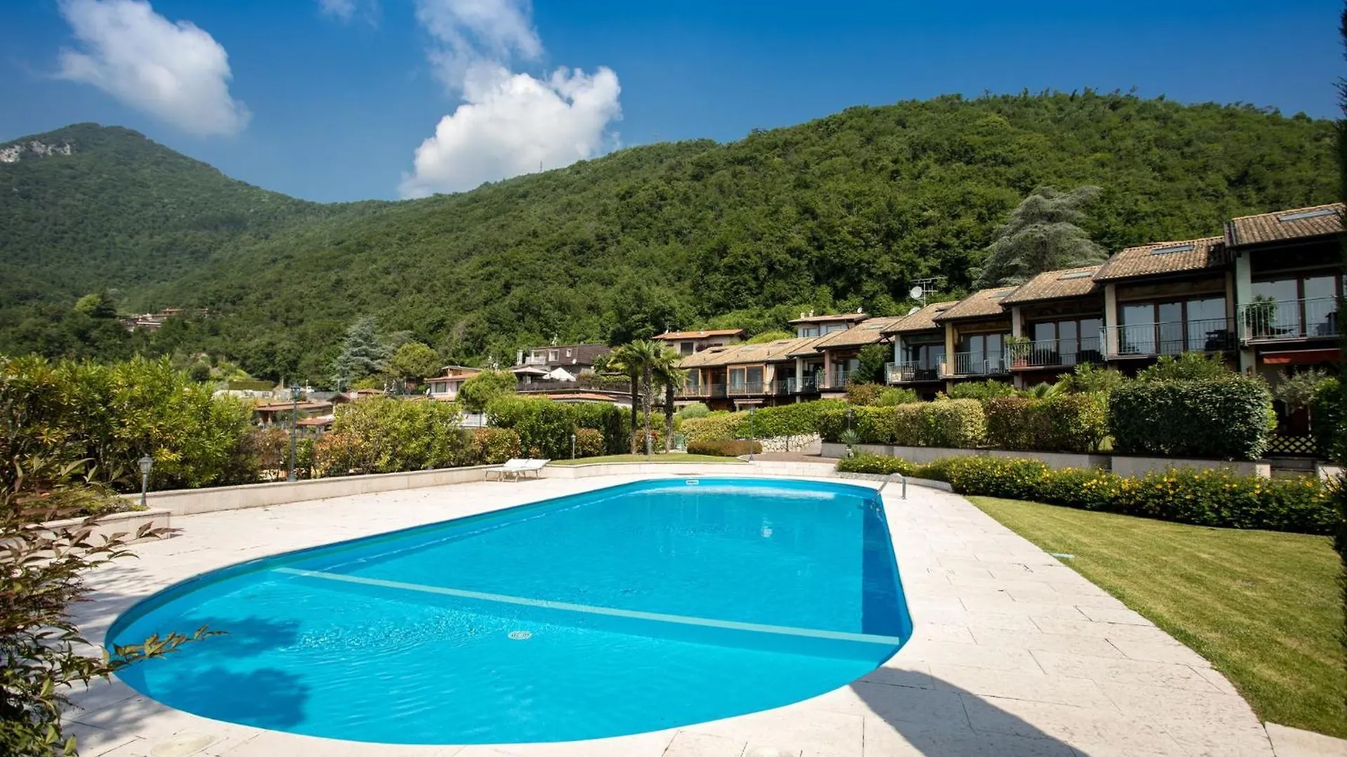Blue Villa With Shared Pool And Private Garden Near Salo Roe